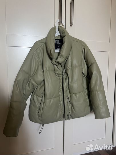 Зимний короткий пуховик stradivarius