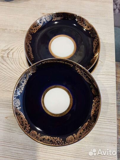 Кофейные чашки с блюдцами