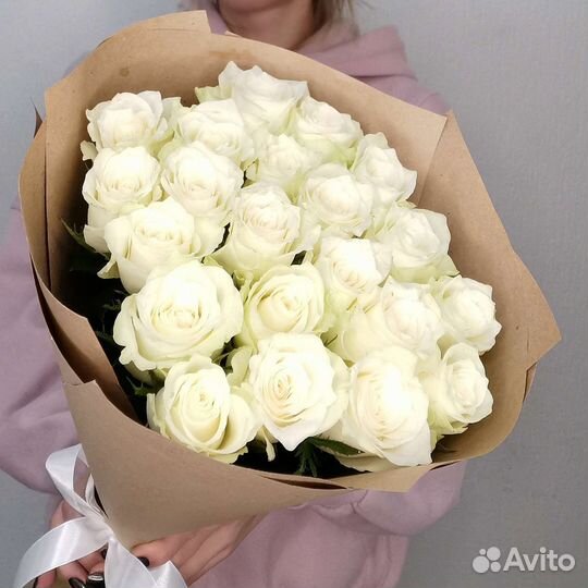 21 белая роза в крафте