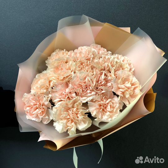 Доставка 46-10-00. 15 кремовых диантусов упаковке