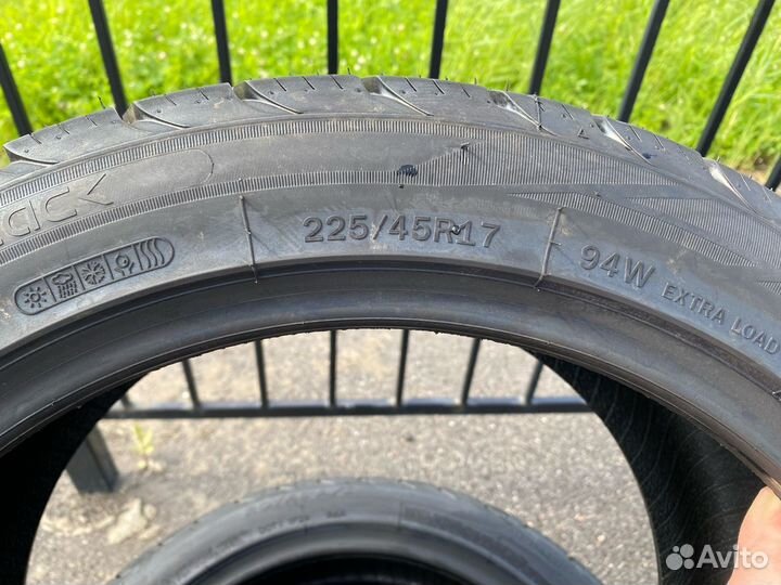 Royal Black Royal A/S 225/45 R17