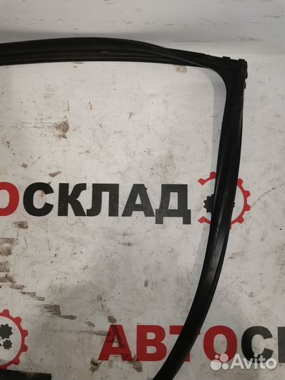 Уплотнитель стекла двери заднее левое Б/у toyota c