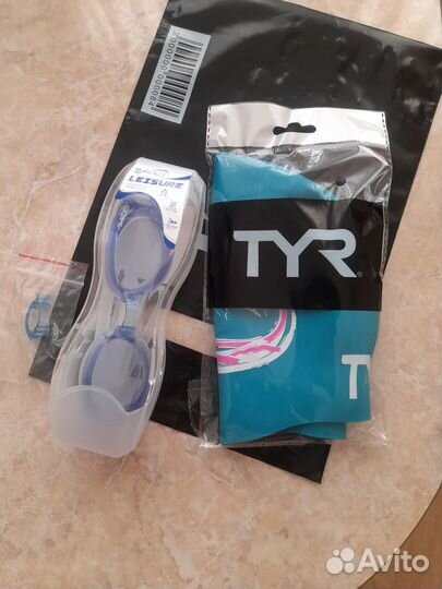 Шапка и очки для плавания