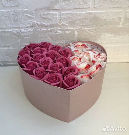 Сдадкий подарок конфеты рафаэлло с мыльными розами