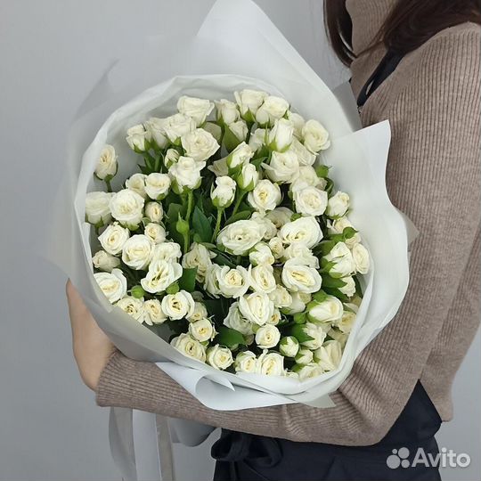 Букет из белых кустовых роз