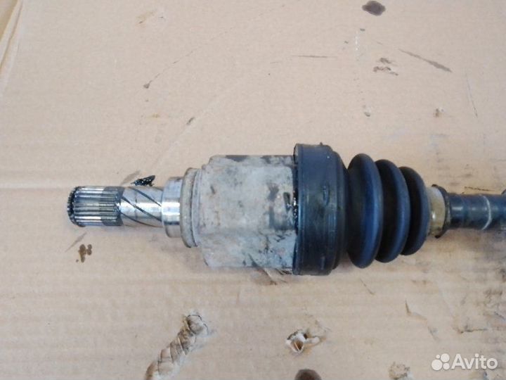 Полуось привод передний левый Nissan Tiida 1.6