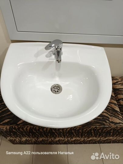 Раковина с краном и стелла под раковину