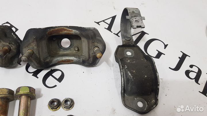 Крепеж переднего подрамника на Mercedes Benz W140