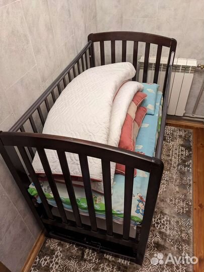 Детская кроватка с маятником