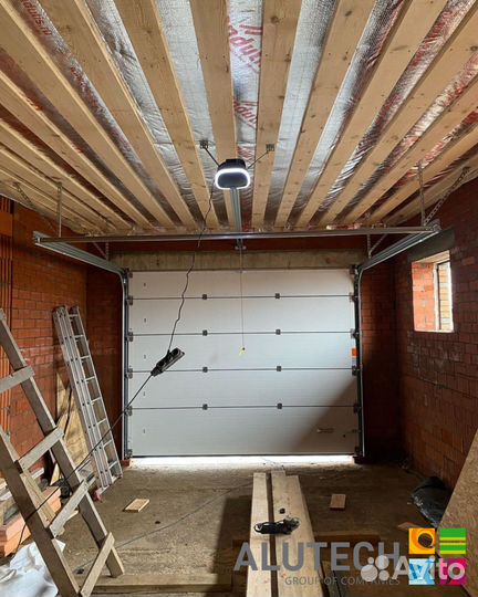 Секционные ворота для гаража alutech