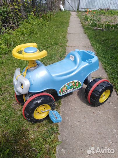 Машина каталка с педалями