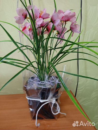 Искусственные цветы в горшках