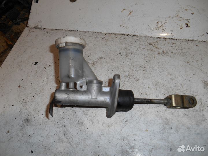 Главный цилиндр сцепления Mitsubishi Carisma