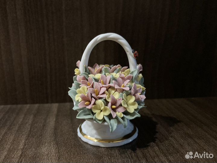 Фарфоровая статуэтка Цветы в корзине