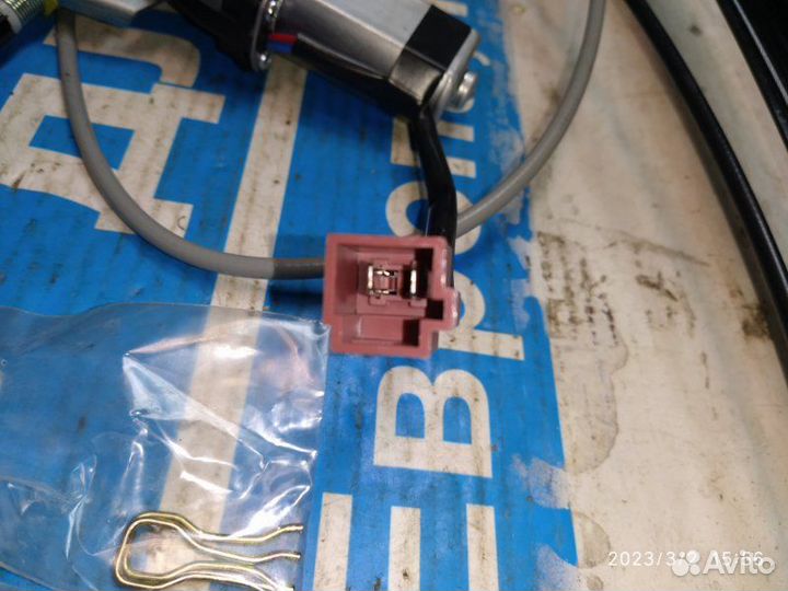 Стеклоподъемник правый Dodge Caravan NS 96-00