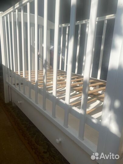 Детская кроватка с маятником