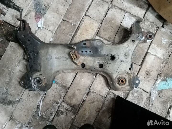 Подрамник на Тойота Авенсис 02г