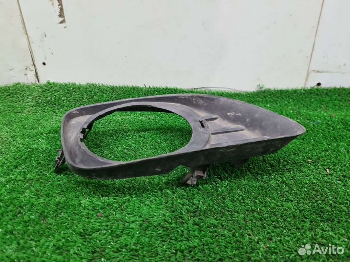 Рамка противотуманной фары правой Toyota Camry V40