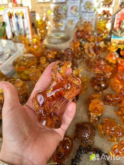 Янтарные фигурки