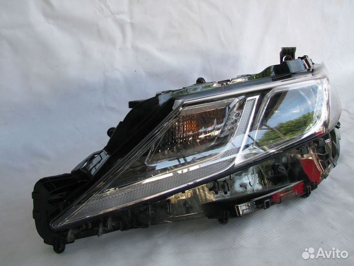 Toyota Camry V70 Фара передняя левая однополосная