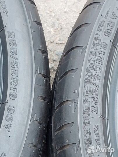 Bridgestone Potenza S001 255/35 R19 и 285/30 R19 98Y