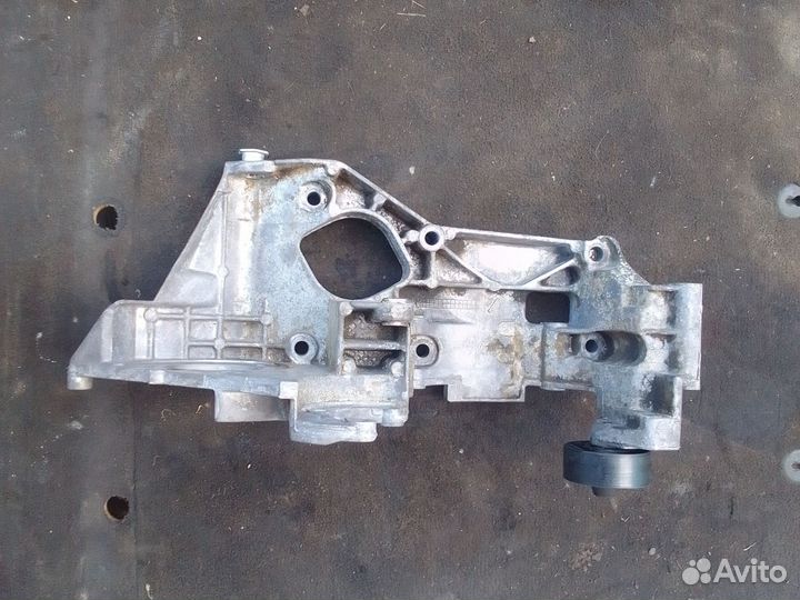 Крoнштейн генератора 038903143H vag