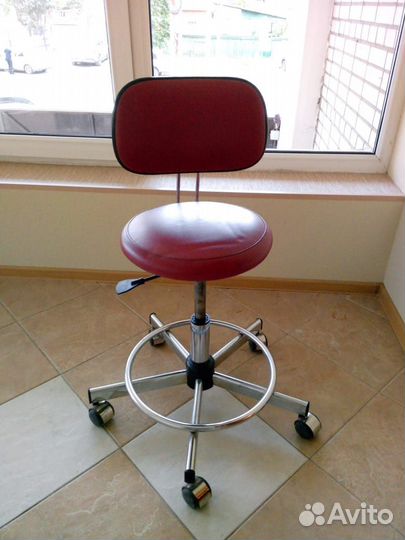 Кресло для мастера маникюра бу