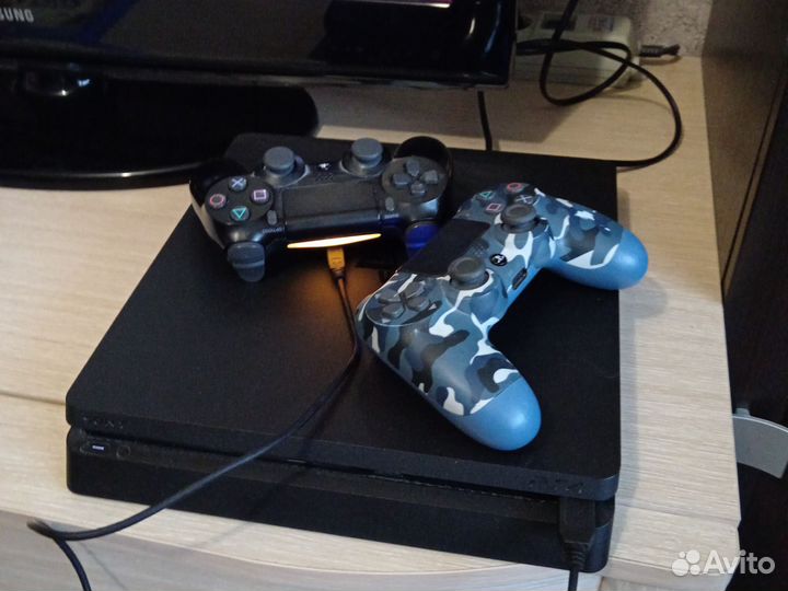 Sony PS4 slim + 2 джойстика