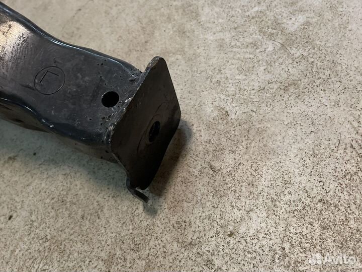 Кронштейн усилителя левая на Volvo XC60