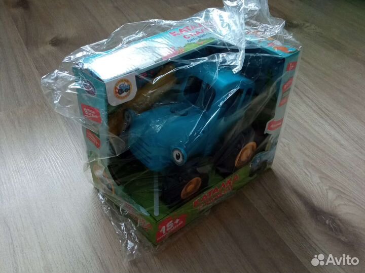 Игрушка синий трактор
