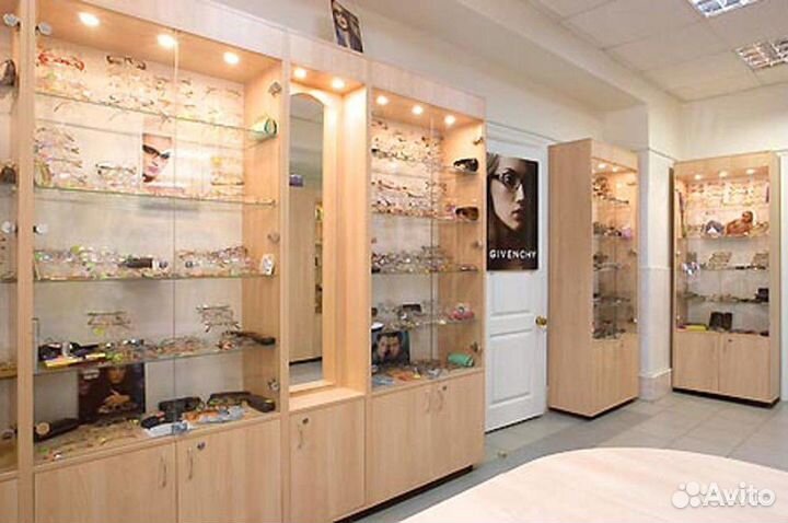 Остекленная витрина и мебель для магазина