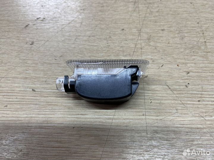 Плафон освещения багажника Toyota Camry 75