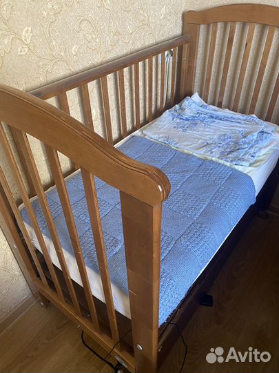 Детская кроватка с маятником