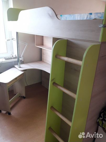 Детская кровать-чердак со столом и шкафом