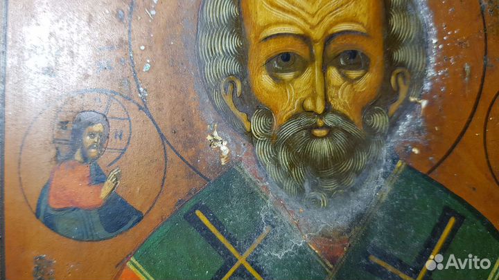 Старинная икона в киоте 