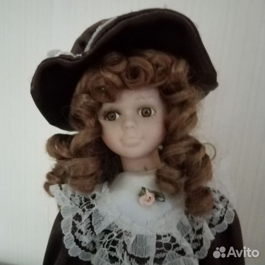 Фарфоровая куколка