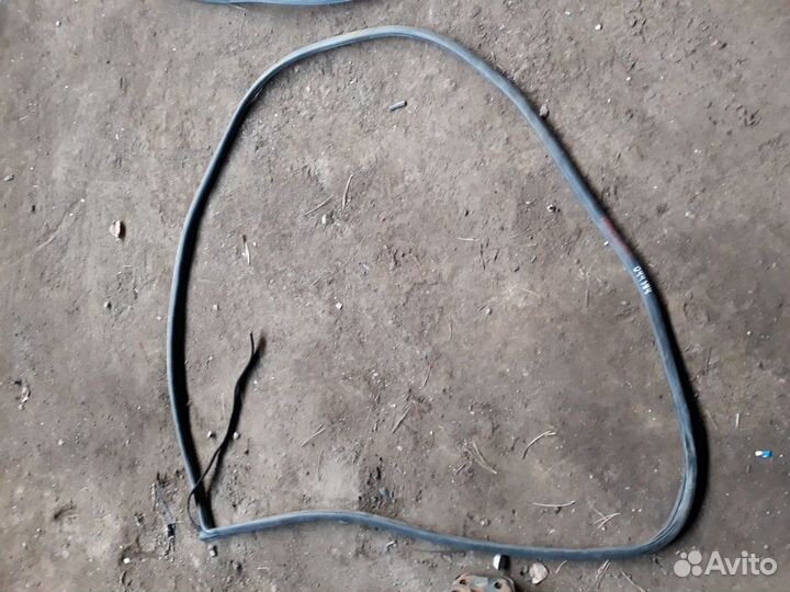 Уплотнитель двери задней левой Hyundai Elantra 200