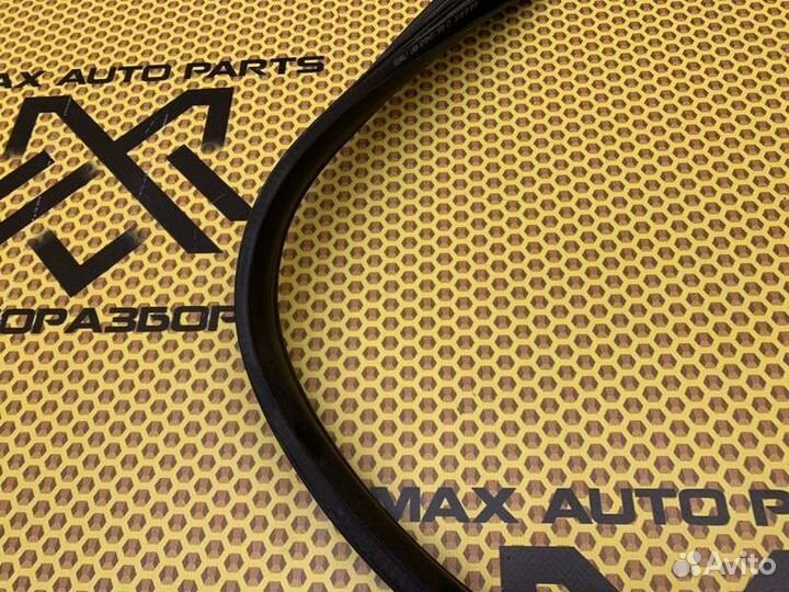 Уплотнитель двери на проем передний левый Renault