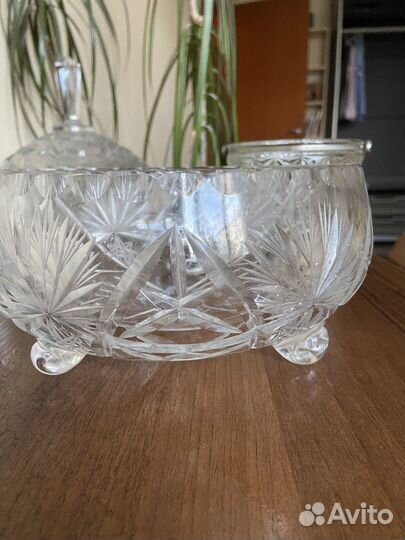 Хрустальная ваза но ножках-шариках