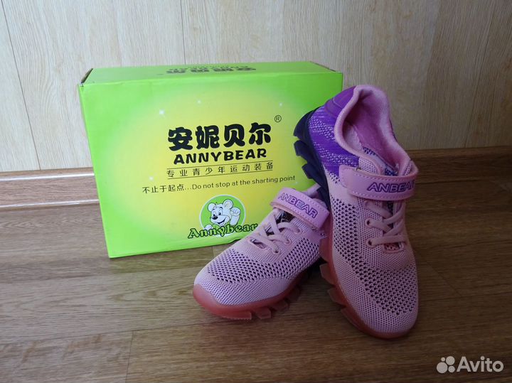 Кроссовки с подсветкой подошвы