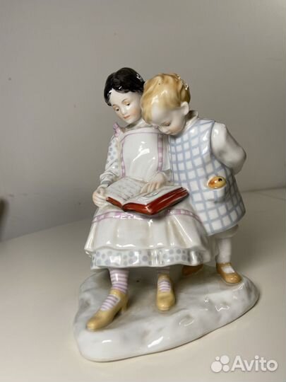 Фарфоровая статуэтка Дети с книжкой Karl Ens KVE