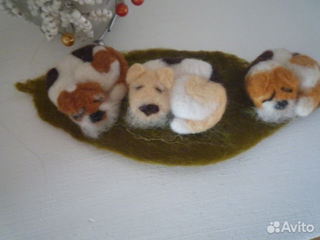 Брошь, спящий щенок