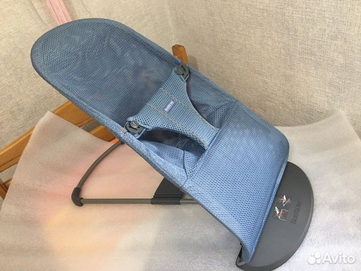 Шезлонг Babybjorn (сетка) с игрушкой
