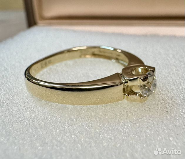Золотое кольцо с крупным бриллиантом