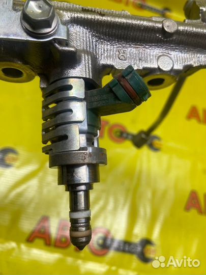 Топливная рампа правая Toyota Mark X X120 4GR-FSE