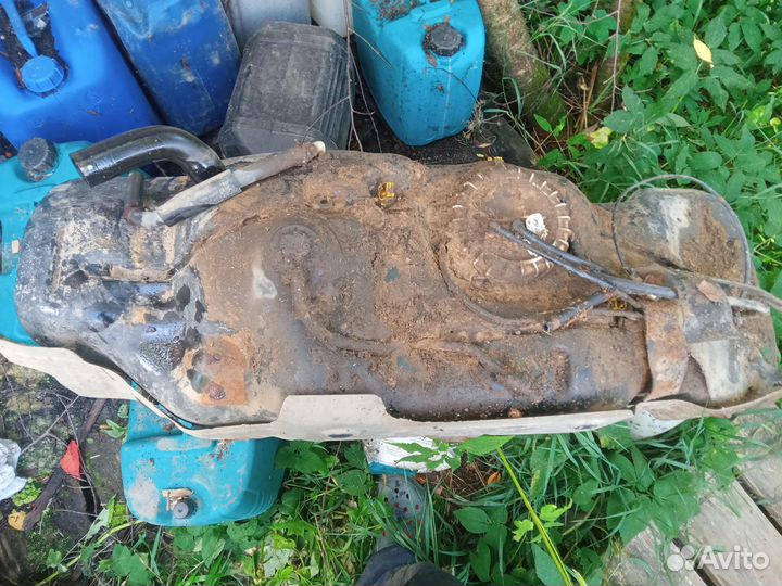 Топливный бак на toyota hilux