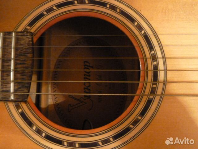 Мастеровую 6 струнную гитару б/у продаю в Москве