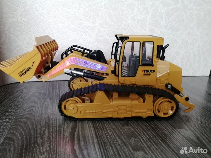 Бульдозер на пульте управления