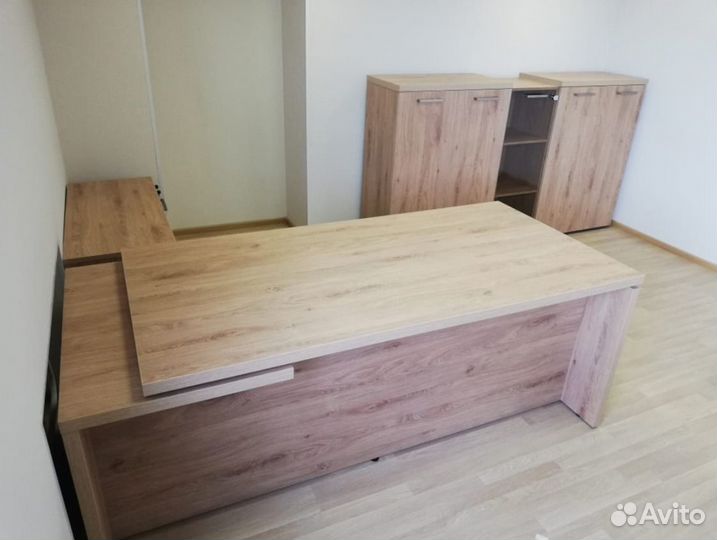 Стол руководителя с тумбой.В наличии
