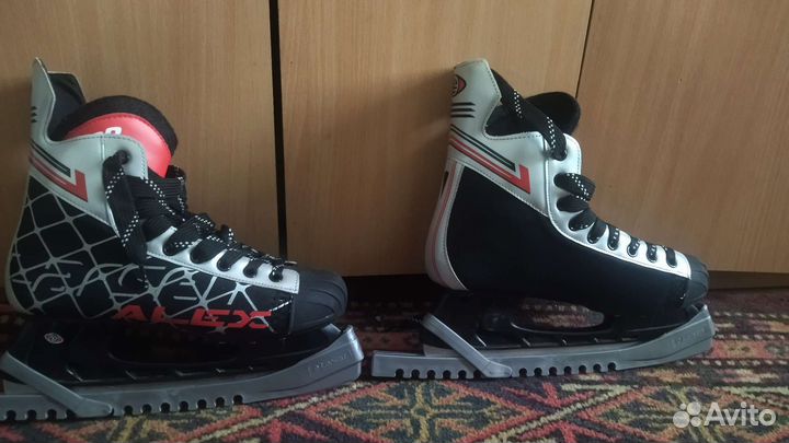 Коньки хоккейные 42 размера с сумкой